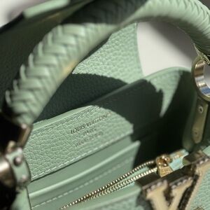 LOUIS VUITTON Green leather handbag -Elegant
Taurillon Mini Capucines Vert Pomme